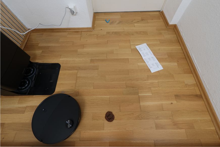 Roborock Qrevo Edge 2 umfährt Spielzeug und Schuhe in einem Hindernis-Testparcours